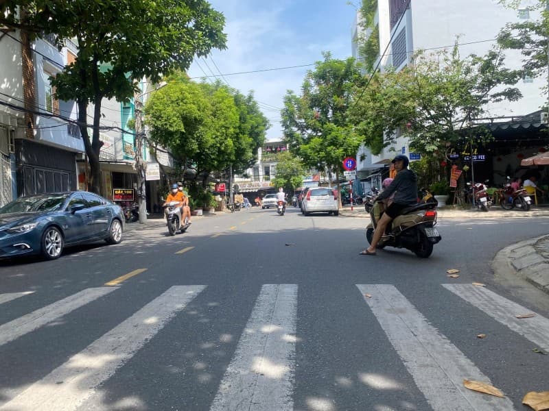 Nhà 4 tầng 42m² mặt tiền 3m Lê Lợi, Hải Châu — tiềm năng kinh doanh, mặt tiền đường lớn, đường 10.5m, ô tô đỗ cửa