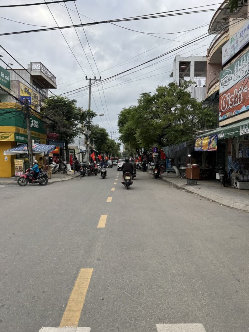 Nhà 2 tầng 165m² mặt tiền 5.7m Nguyễn Phan Vinh, Sơn Trà — gần biển, tiềm năng kinh doanh, mặt tiền đường lớn, ô tô đỗ cửa