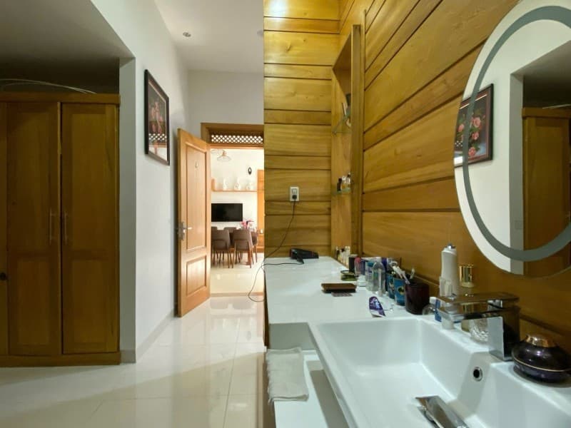 Nhà 2 tầng 268m² mặt tiền 10.5m Lê Đình Dương, Hải Châu — ô tô đỗ cửa