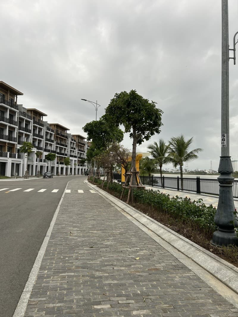 Nhà 5 tầng 105m² mặt tiền 5m Khu Đô Thị Đầm Sen, Ngũ Hành Sơn — gần biển, mặt tiền đường lớn, ô tô đỗ cửa, có dòng tiền