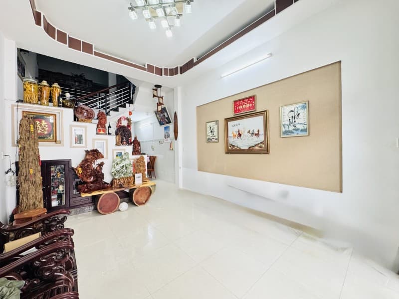 Nhà 3 tầng 90.5m² mặt tiền 4.22m Hoàng Diệu, Hải Châu — tiềm năng kinh doanh, ô tô đỗ cửa, có dòng tiền