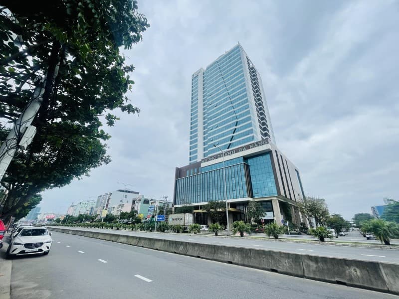 Nhà 3 tầng 301m² mặt tiền 13.5m Ngô Quyền, Sơn Trà — gần biển, tiềm năng kinh doanh, mặt tiền đường lớn, ô tô đỗ cửa