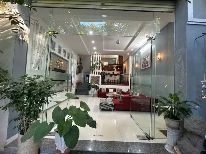 Nhà 3 tầng 98.6m² mặt tiền 6.5m Nguyễn Xuân Ôn, Hải Châu — gần bệnh viện, tiềm năng kinh doanh, mặt tiền đường lớn, ô tô đỗ cửa