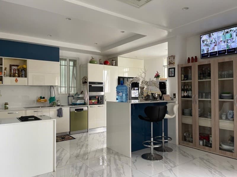 Nhà 3 tầng 300m² mặt tiền 11.76m Lý Thái Tổ, Hội An — tiềm năng kinh doanh, mặt tiền đường lớn, ô tô đỗ cửa