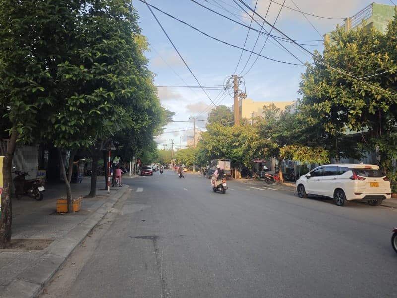 Nhà 2 tầng 160m² mặt tiền 8.3m Phạm Vấn, Sơn Trà — gần biển, tiềm năng kinh doanh, mặt tiền đường lớn, ô tô đỗ cửa