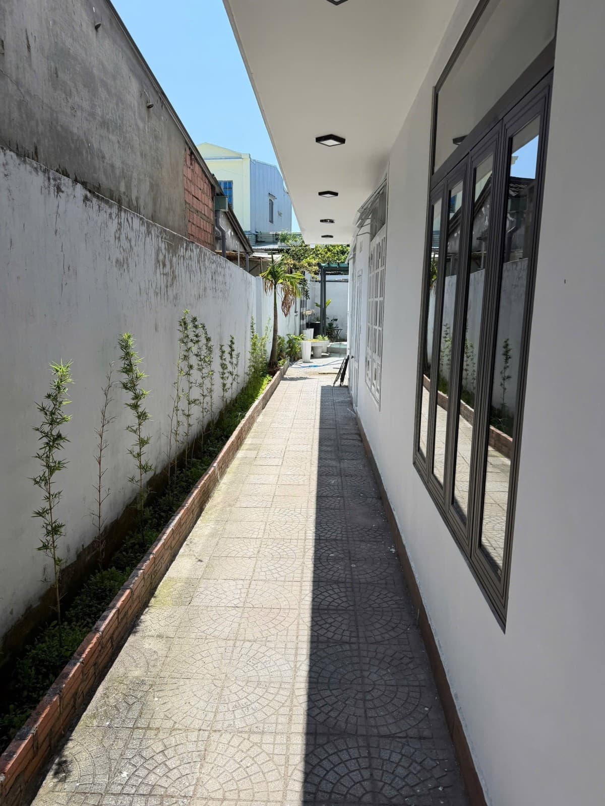 Nhà 2 tầng 240m² mặt tiền 6.9m Cách Mạng Tháng 8, Cẩm Lệ — tiềm năng kinh doanh, mặt tiền đường lớn, ô tô đỗ cửa, tiềm năng tăng giá