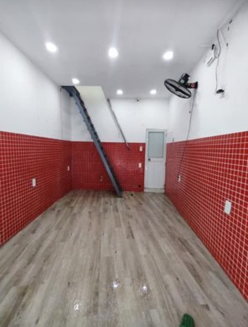 Nhà 2 tầng 14m² mặt tiền 3m Lê Lợi, Hải Châu — gần trường học, tiềm năng kinh doanh, mặt tiền đường lớn, ô tô đỗ cửa