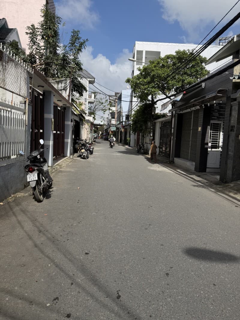 Nhà 3 tầng 137m² mặt tiền 4m Cù Chính Lan, Thanh Khê — gần chợ, tiềm năng kinh doanh, mặt tiền đường lớn, ô tô đỗ cửa