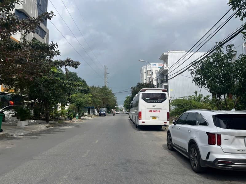 Nhà 2 tầng 220m² mặt tiền 12.6m Chính Hữu, Sơn Trà — gần biển, tiềm năng kinh doanh, mặt tiền đường lớn, ô tô đỗ cửa